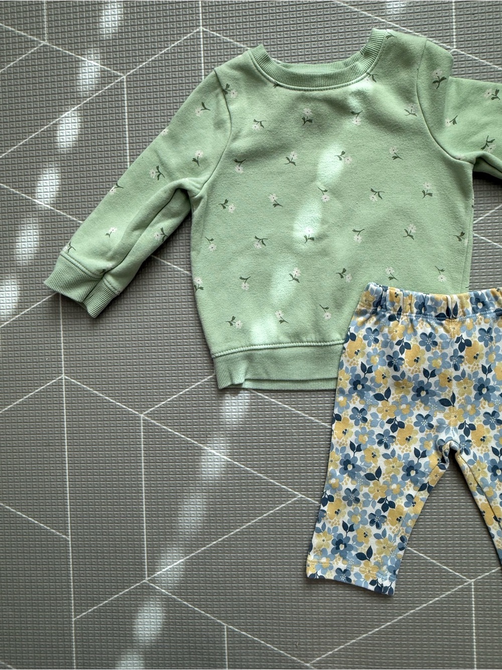 Cat & Jack|Baby girl/toddler pastel ditsy Floral Sweatshirt & Floral Leggings•••
